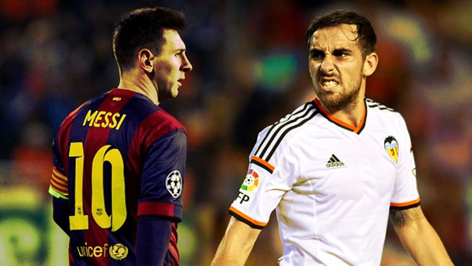 Lionel Messi (kiri/Barcelona) dan Paco Alcacer (Valencia) Copyright: &copy; Grafis: Eli Suhaeli/INDOSPORT/GETTY IMAGES